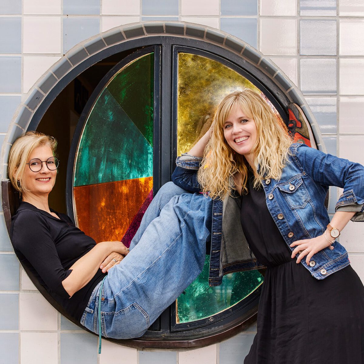Meike Krämer und Lisa Stützer im runden Fenster des Kachelbaus