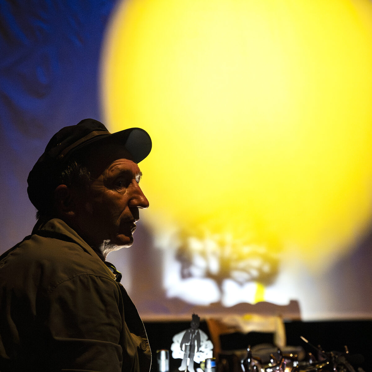 Spieler Michael Schramm vor einer hellen Projektion